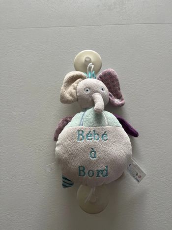 Peluche bébé à bord