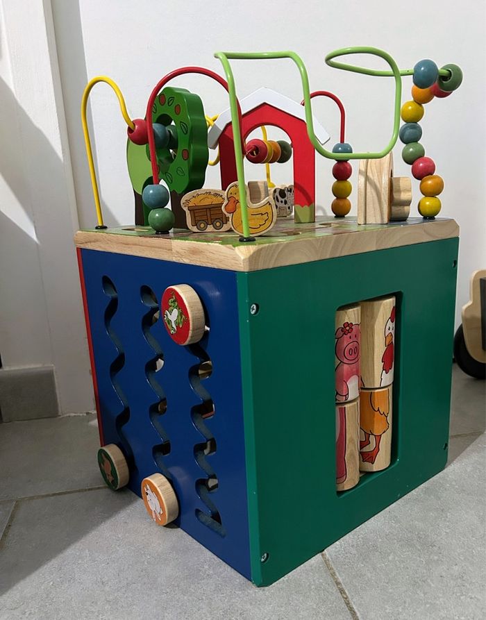 Grand cube / centre d'activités en bois sur le thème de la ferme - Jouet éducatif - Battat - photo numéro 2