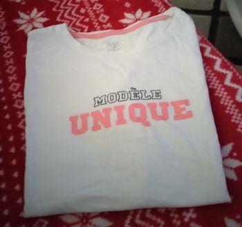 Tee shirt "Modèle unique" 100% coton en très bon état + un tee shirt offert