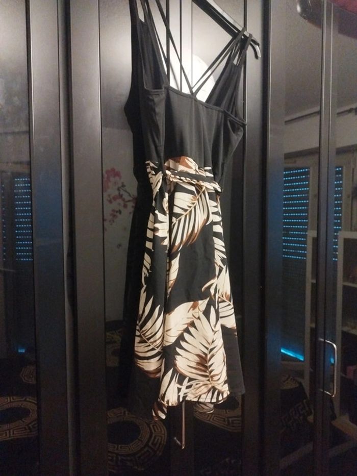 Jolie robe devant cache cœur, derrière bretelles croisées, avec ceinture. - photo numéro 3