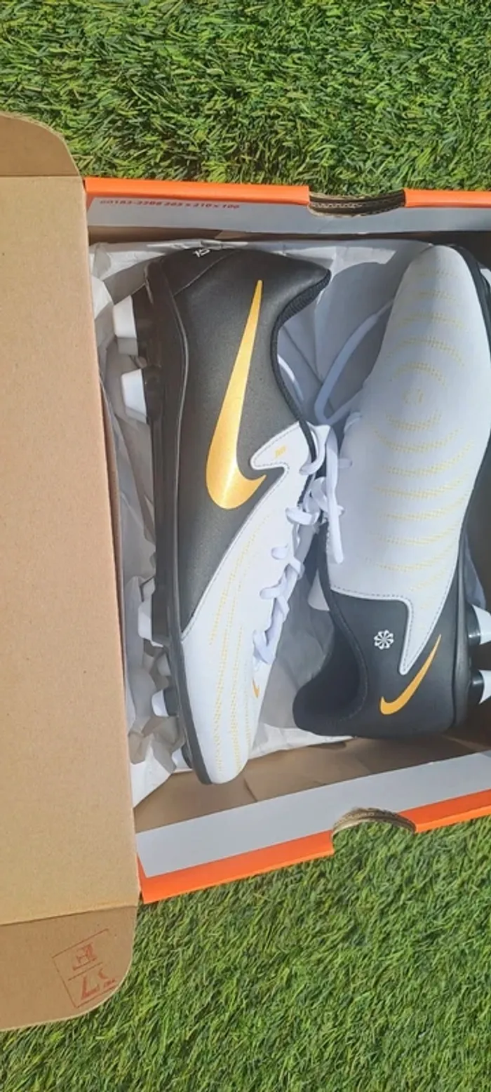 Crampons de foot taille 38 - photo numéro 3
