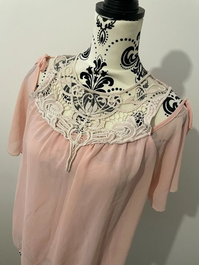 T-shirt blouse manche courte rose épaule ouverte col dentelle taille 36 - photo numéro 4