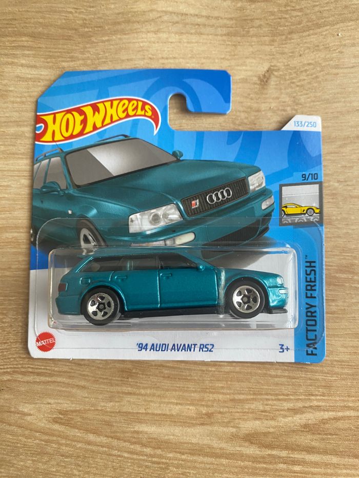 Miniature hot wheels Audi RS2 Avant 1994