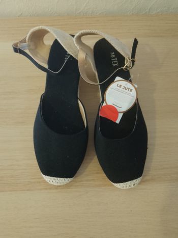 Chaussures noir compensés neuves