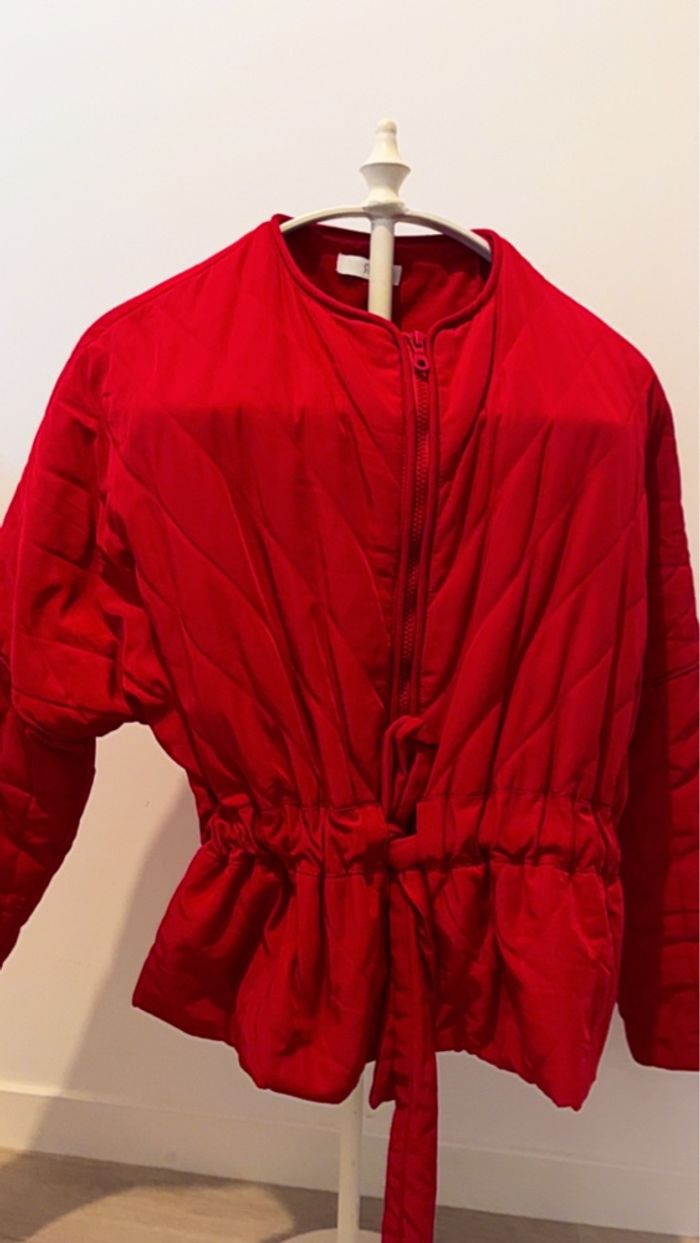 Veste mi-saison rouge avec cienture - photo numéro 2