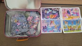 4 puzzles mia et moi avec posters en parfait etat dans une mallette en metal