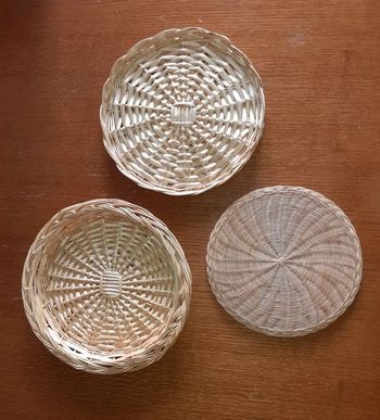 Lot de 2 corbeilles + 1 dessous-de-plat en osier. Neuf