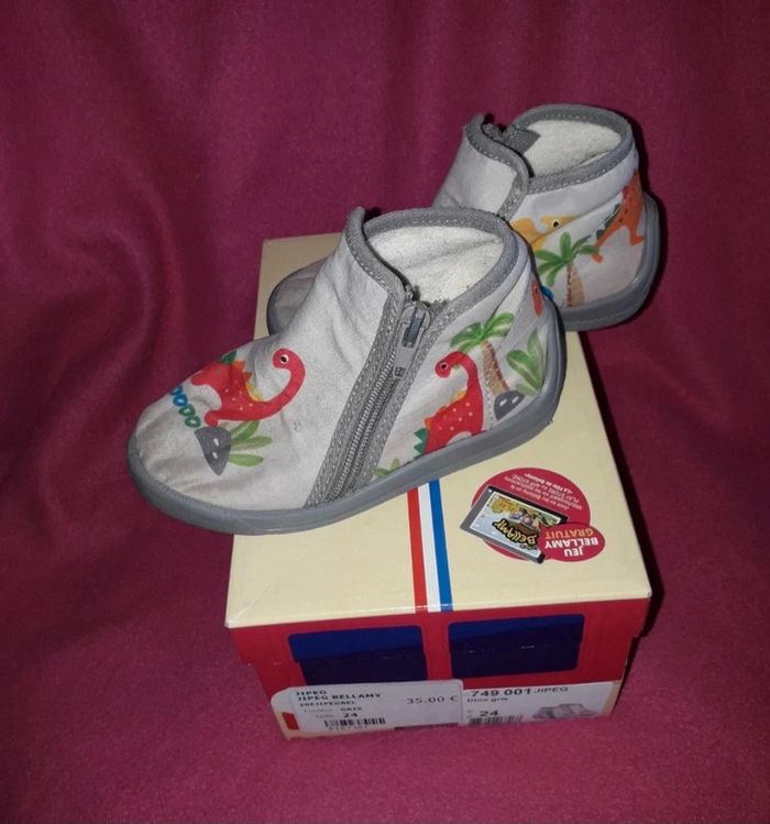 Chaussons dinosaures pointure 24 - photo numéro 2