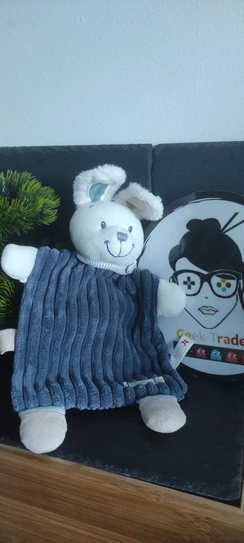 Doudou Lapin blanc bleu Baby Nicotoy côtelé nicotoy écharpe beige rayé rayure