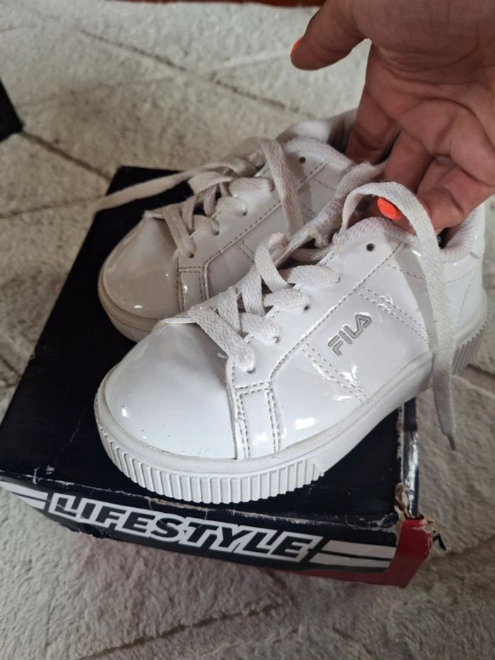 Magnifique basket à lacet FILA fille blanc brillant taille 28 - photo numéro 2