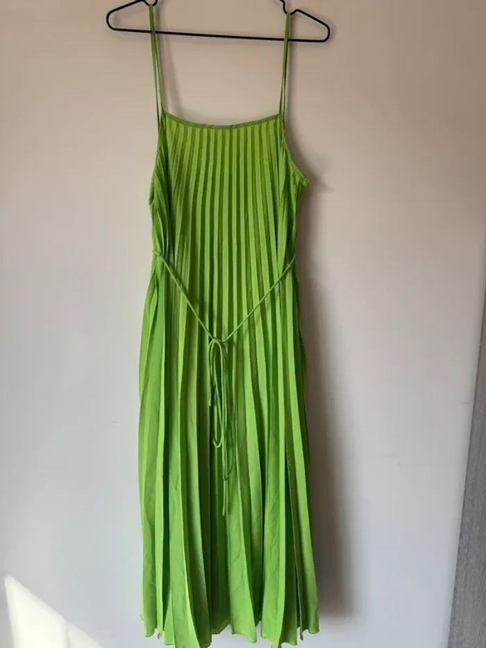 👗 Robe plissée mi-longue à bretelles fines - Vert- neuf sans étiquette - Mango - taille M