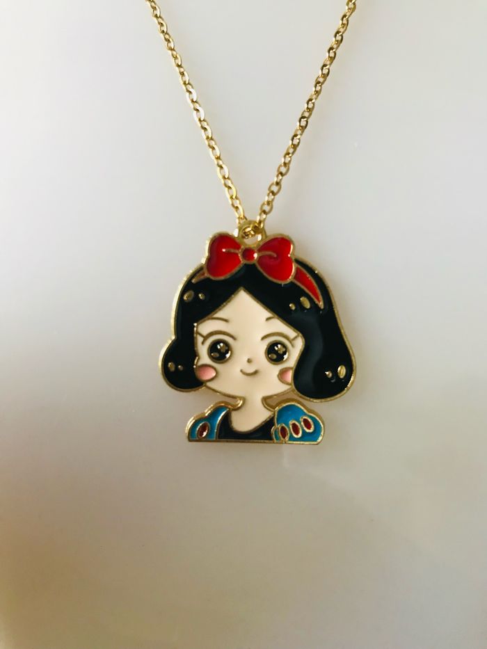 Collier et pendentif blanche neige