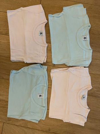 Vends le lot de 4 tee shirt manche long 6 ans très bon état petit bateau