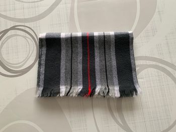 Echarpe grise à motifs quadrillés