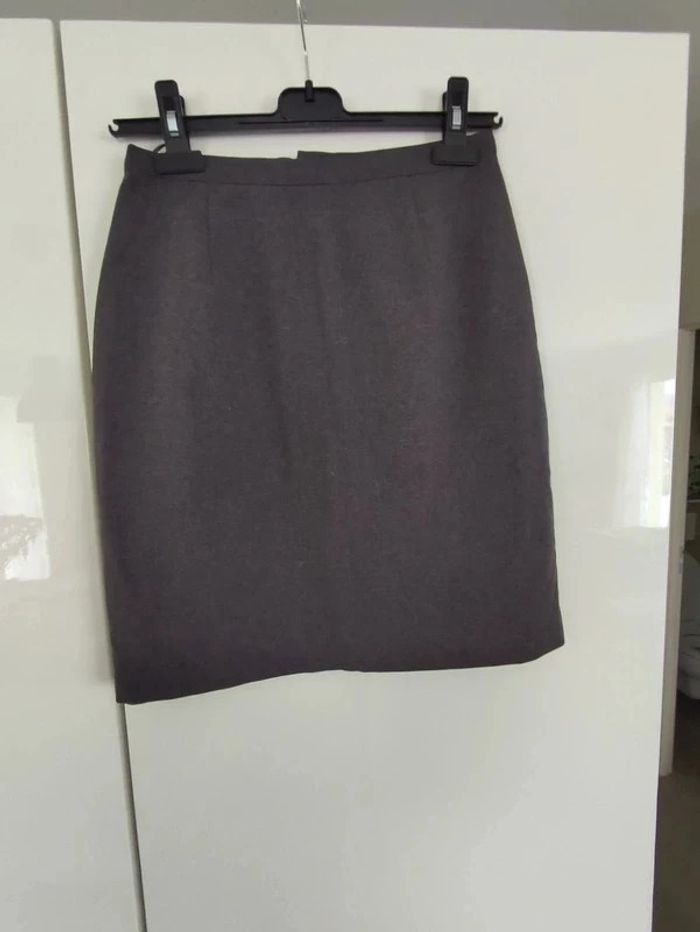 Jupe courte grise - photo numéro 3