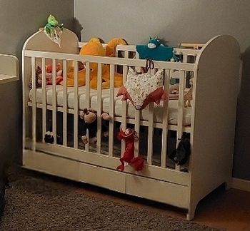 Lit bébé en très bon état,  matelas inclus