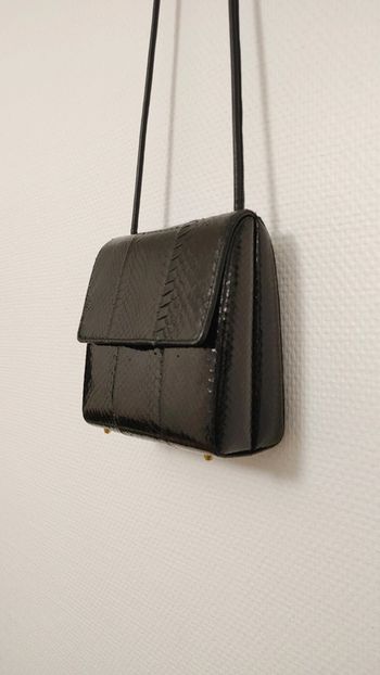Magnifique sac vintage en cuir exotique noir longue bandoulière