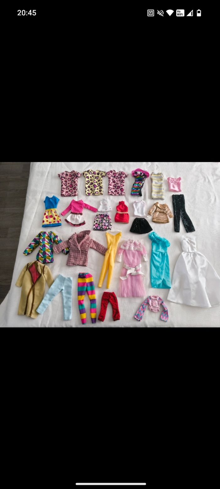 Lot vêtements poupée barbie