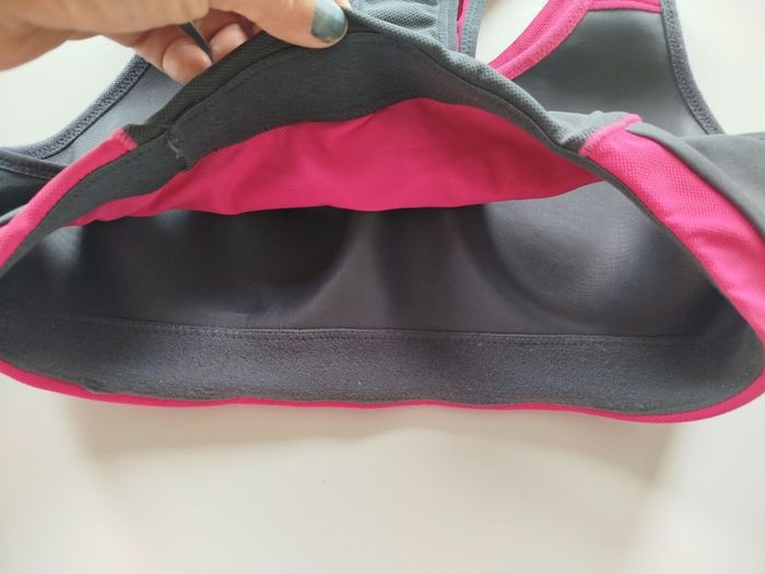 Brassière de sport femme de marque kalenji couleur gris et fushia . taille M
Portée une seule fois. En très bon état. - photo numéro 5