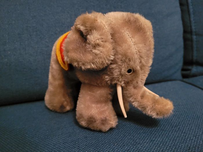 Peluche ancienne rigide éléphant debout gris selle rouge 18cm doudou collection Steiff - photo numéro 2