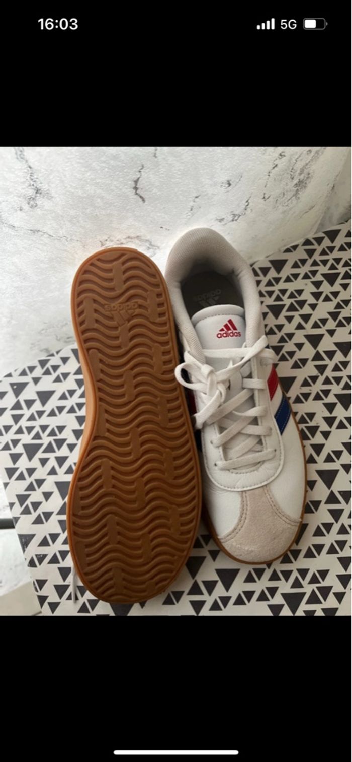 Baskets adidas neuve taille 37.5 - photo numéro 5