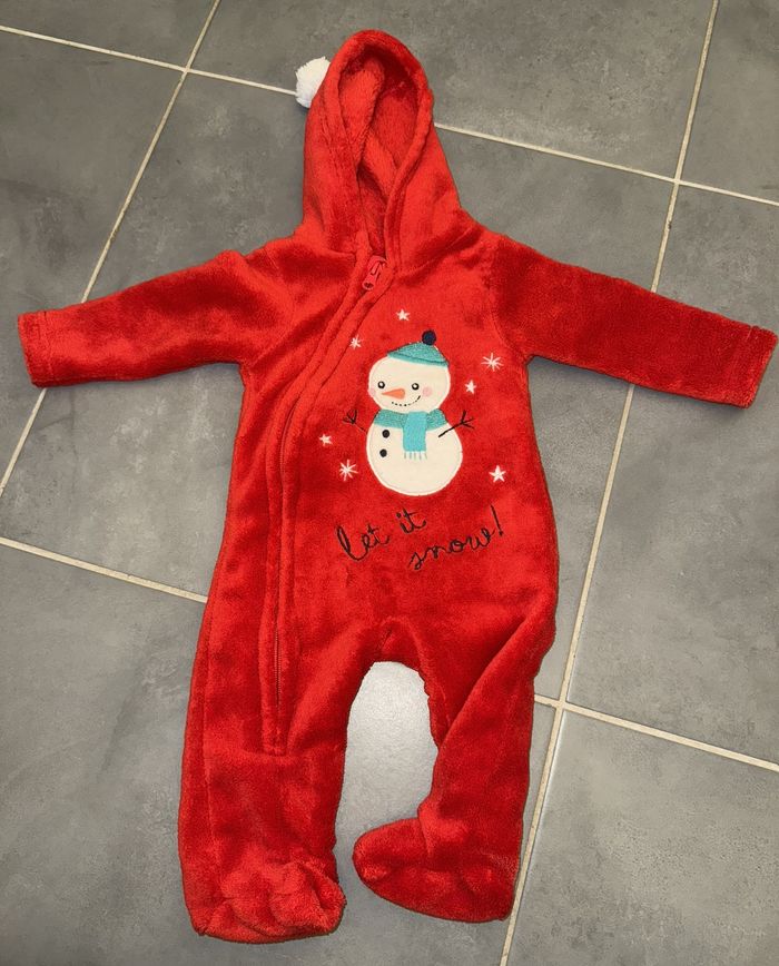 Sur pyjama rouge de noel