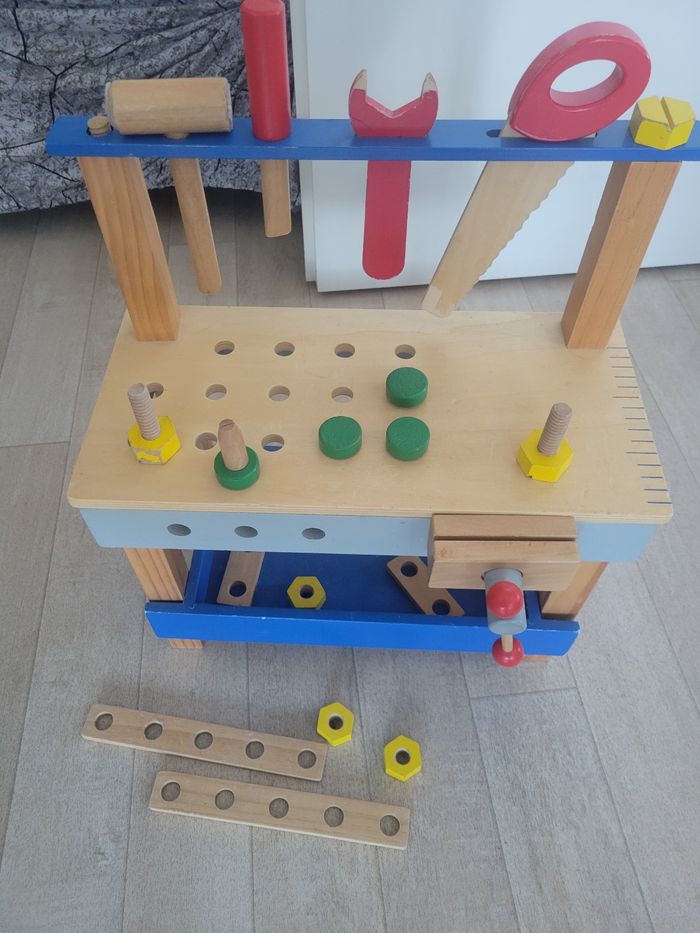 Établi en bois avec outils 🔧