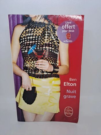 "Nuit grave", de Ben Elton.
Le livre de poche.
448 pages.
ISBN : 978.2.259.45980.8