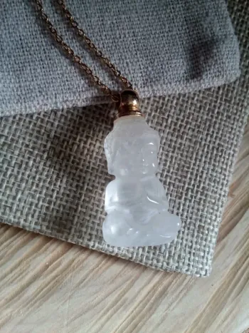 Collier pendentif bouddha en pierre naturelle de cristal de roche