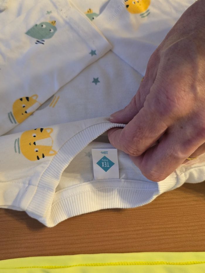 💙🤩😍Teeshirt UV ,  shorts de bain,tee shirt ml  12 mois garçon 😍🤩💙 - photo numéro 7