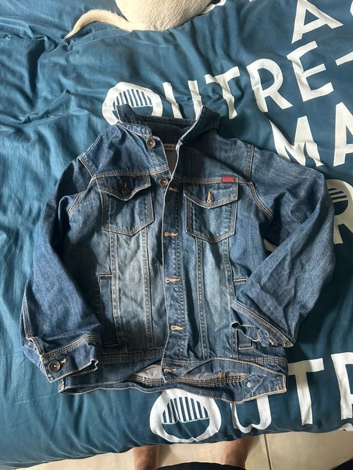 Blouson en jean tape à l’œil