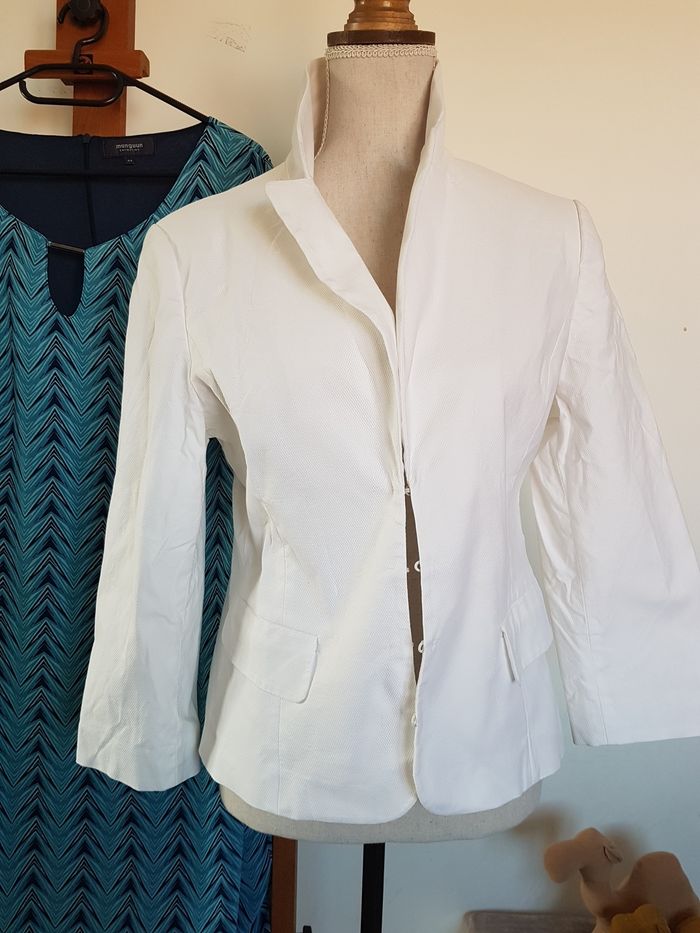 Veste blanc cassé tissu gaufré, fermée par crochets. H&M. T44, 50cm aux aisselles, 58cm de haut.