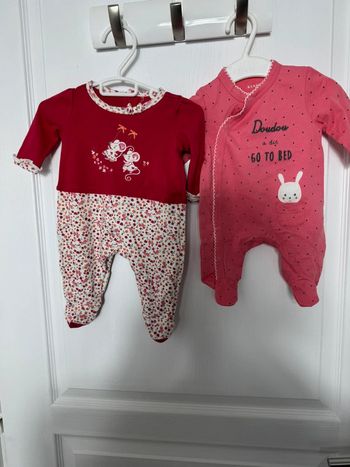 Lot vêtements nefs et comme neuf 1 mois