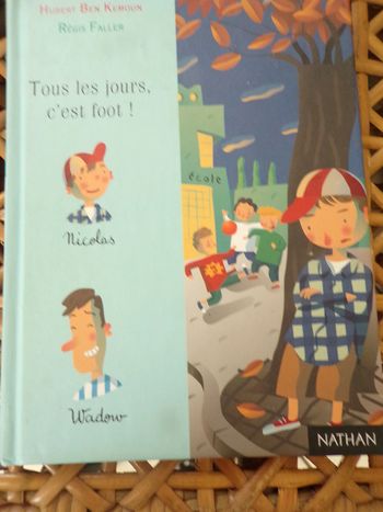 Livre  Tous les jours foot Hubert Ben Kemoun Nathan