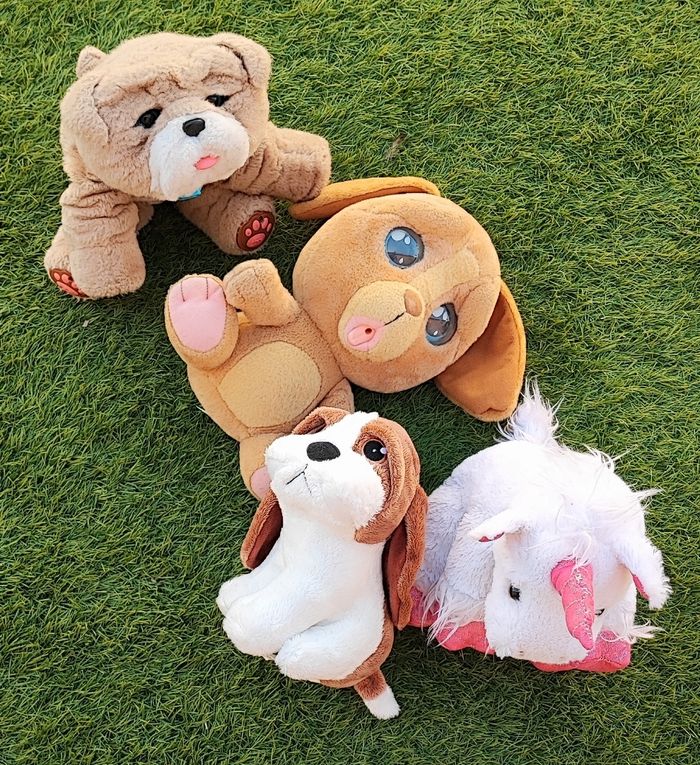 Lot de 4 peluches en bon état : 1 licorne et 3 chiens. - photo numéro 2