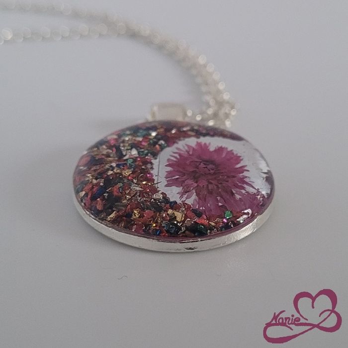 Sautoir argenté et rose en résine avec des paillettes et une fleur séchée rose - photo numéro 3