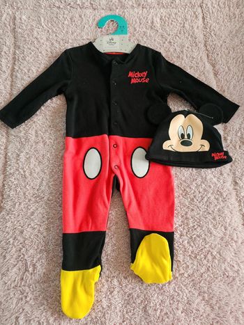 Adorable ensemble Disney Mickey