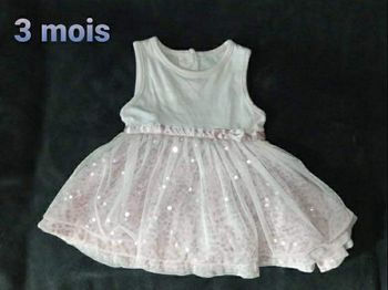 Robe rose pâle et paillettes en bas 3 mois