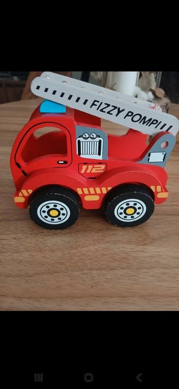 Camion de pompiers en bois