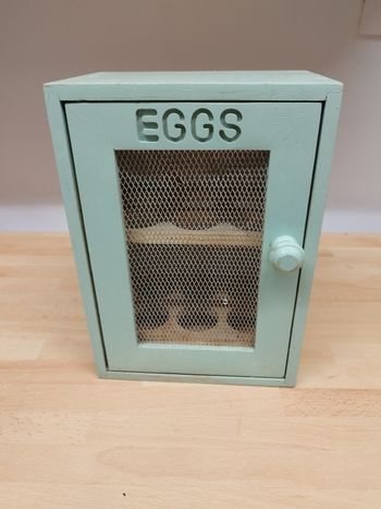 Armoire à oeufs en bois verte - Egg Cabinet boite à oeuf en bois jusqu'à 12 oeufs 
Dimensions 25 cm x 18 cm x 12 cm