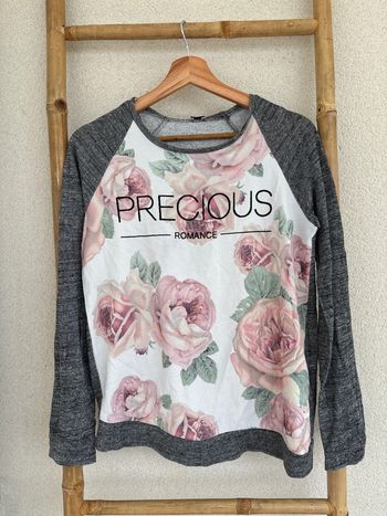 pull léger avec motifs roses