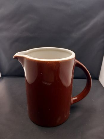 Carafe en céramique marron