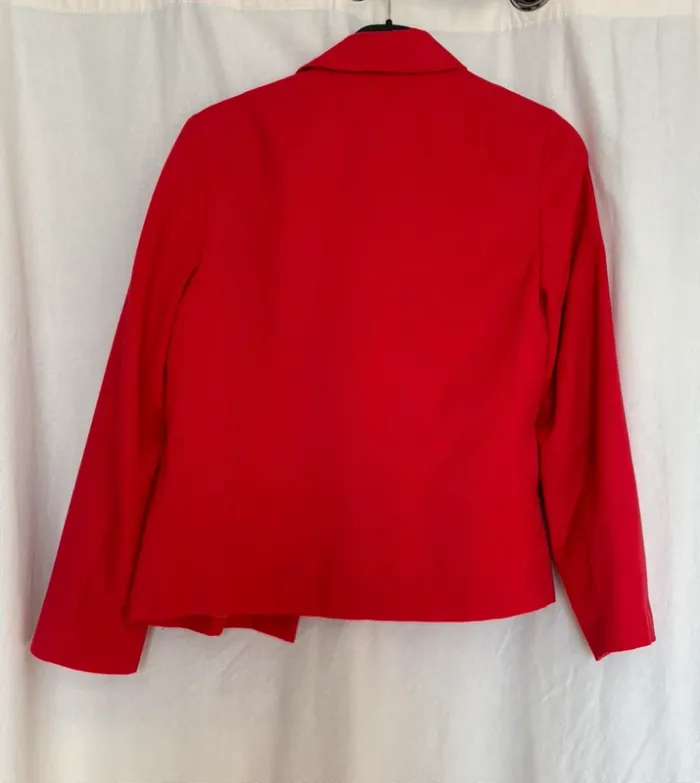 Blazer rouge à boutons dorés - photo numéro 6