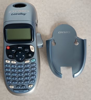 Etiqueteuse DYMO LetraTag LT-100H avec support mural et ruban transparent 12mm