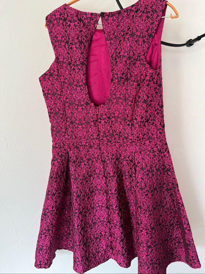 Robe brodée rose et noire taille 42 - photo numéro 2