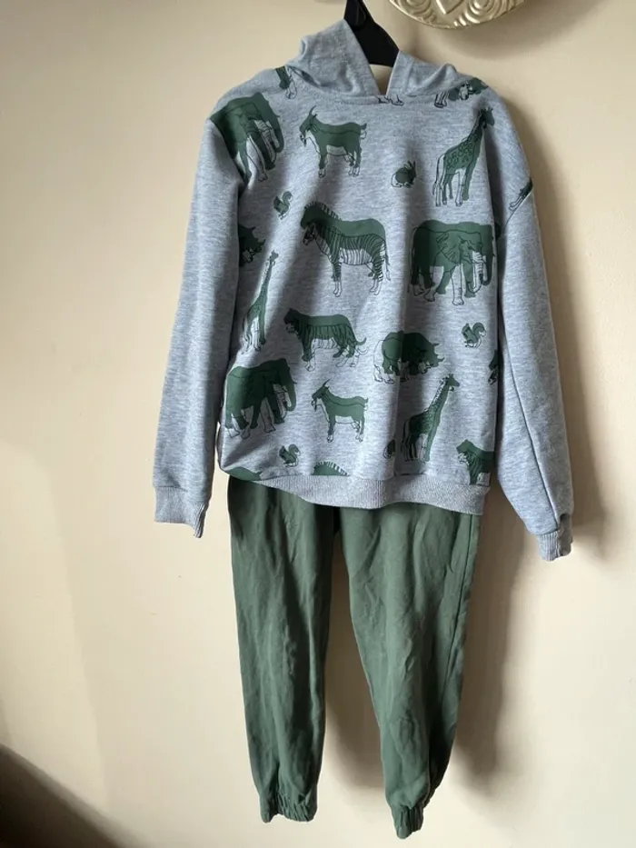 Ensemble gris et kaki