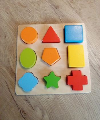 Puzzle en bois formes et couleurs
