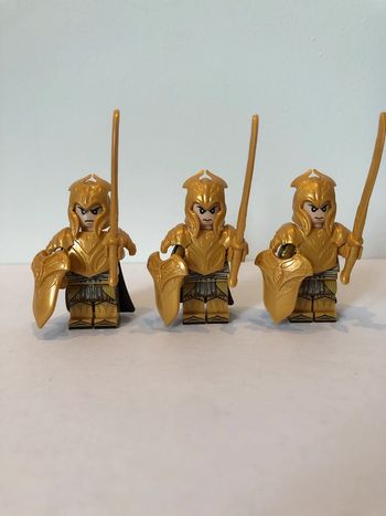 Figurine type lego 3 elfes à l’épée.le seigneur des anneaux