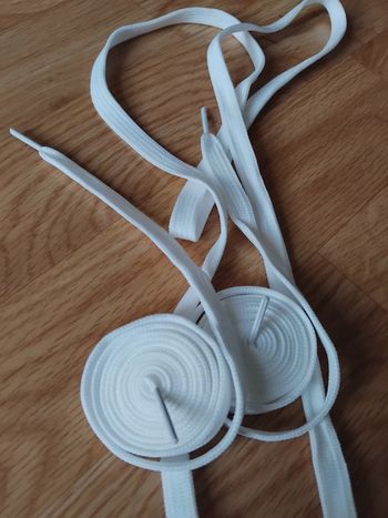 Lacets plats neuf 120cm (chaussures et vêtements)