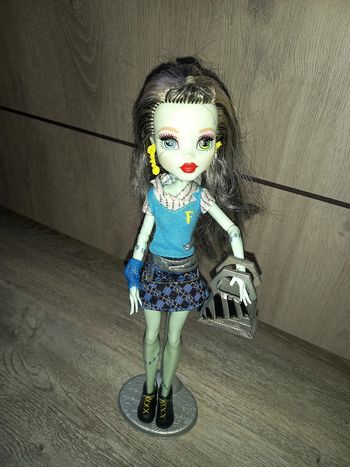 poupée monster high frankie stein ensemble bleu avec accessoires et support